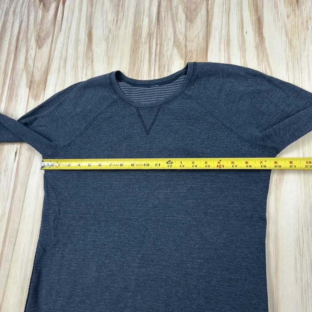 Lululemon Women's 8 Gray Reversible Lightweight Long Sleeve Crewneck Shirt